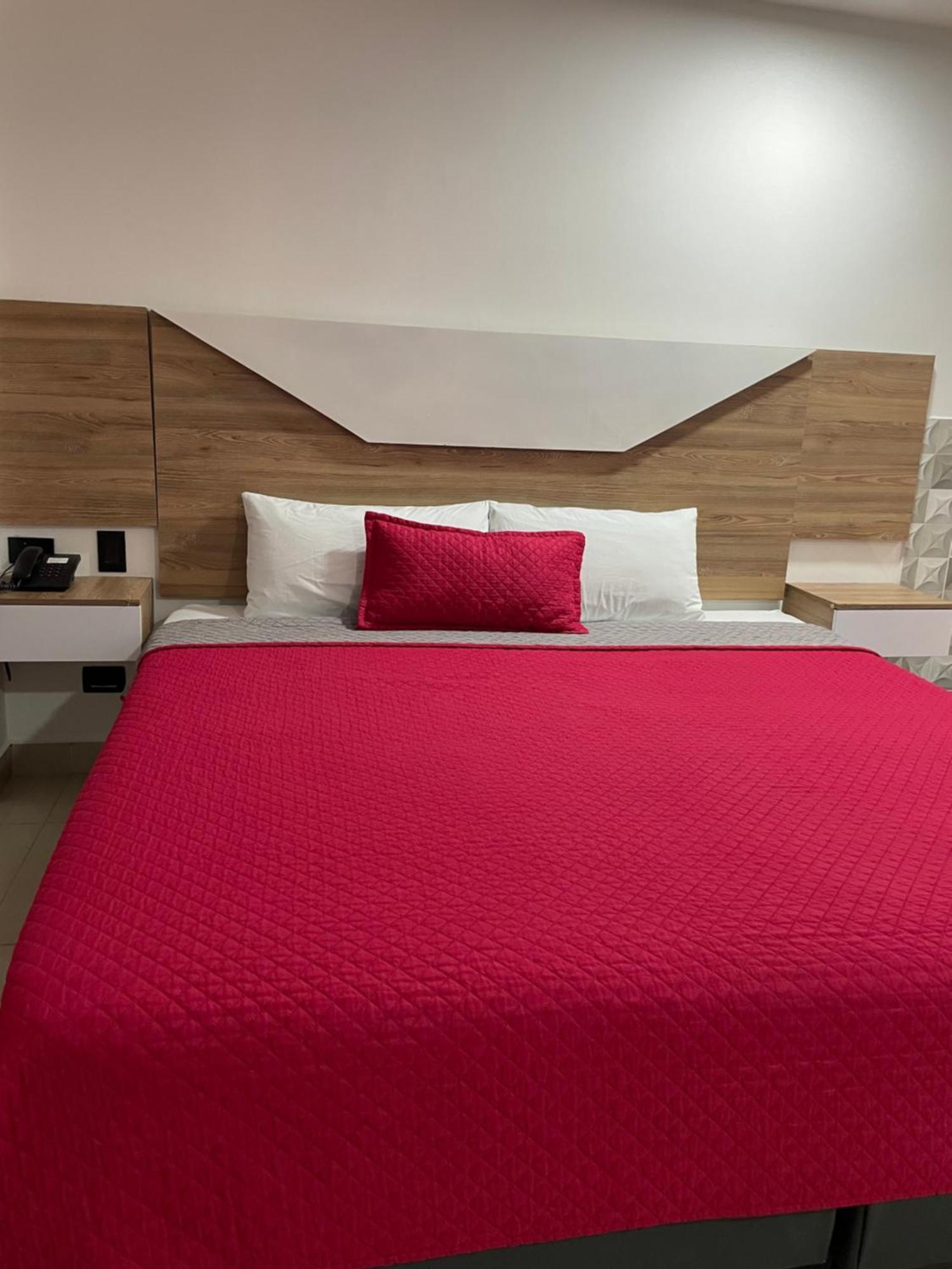 Hotel Ofix 메딜린 외부 사진