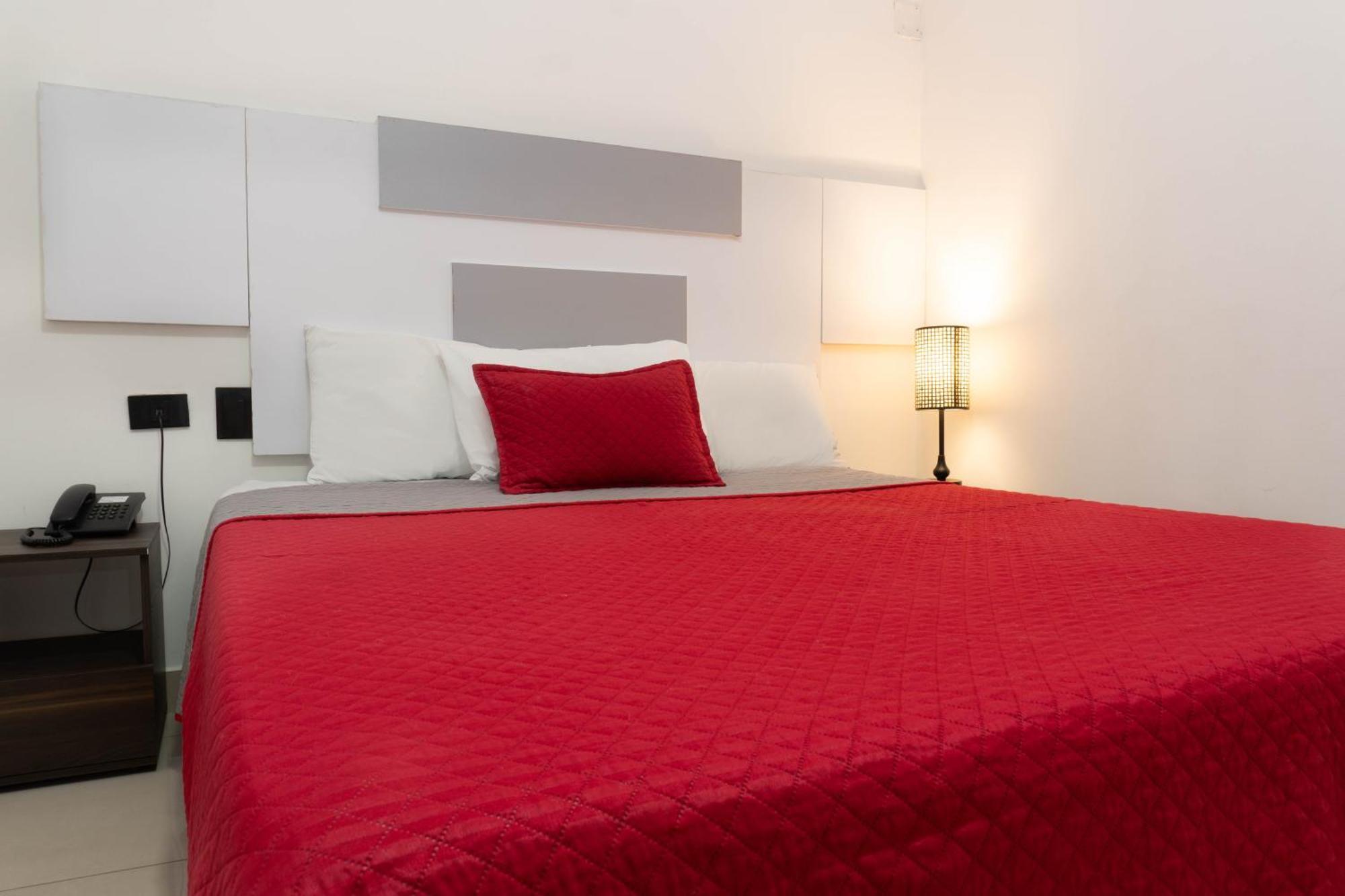 Hotel Ofix 메딜린 외부 사진