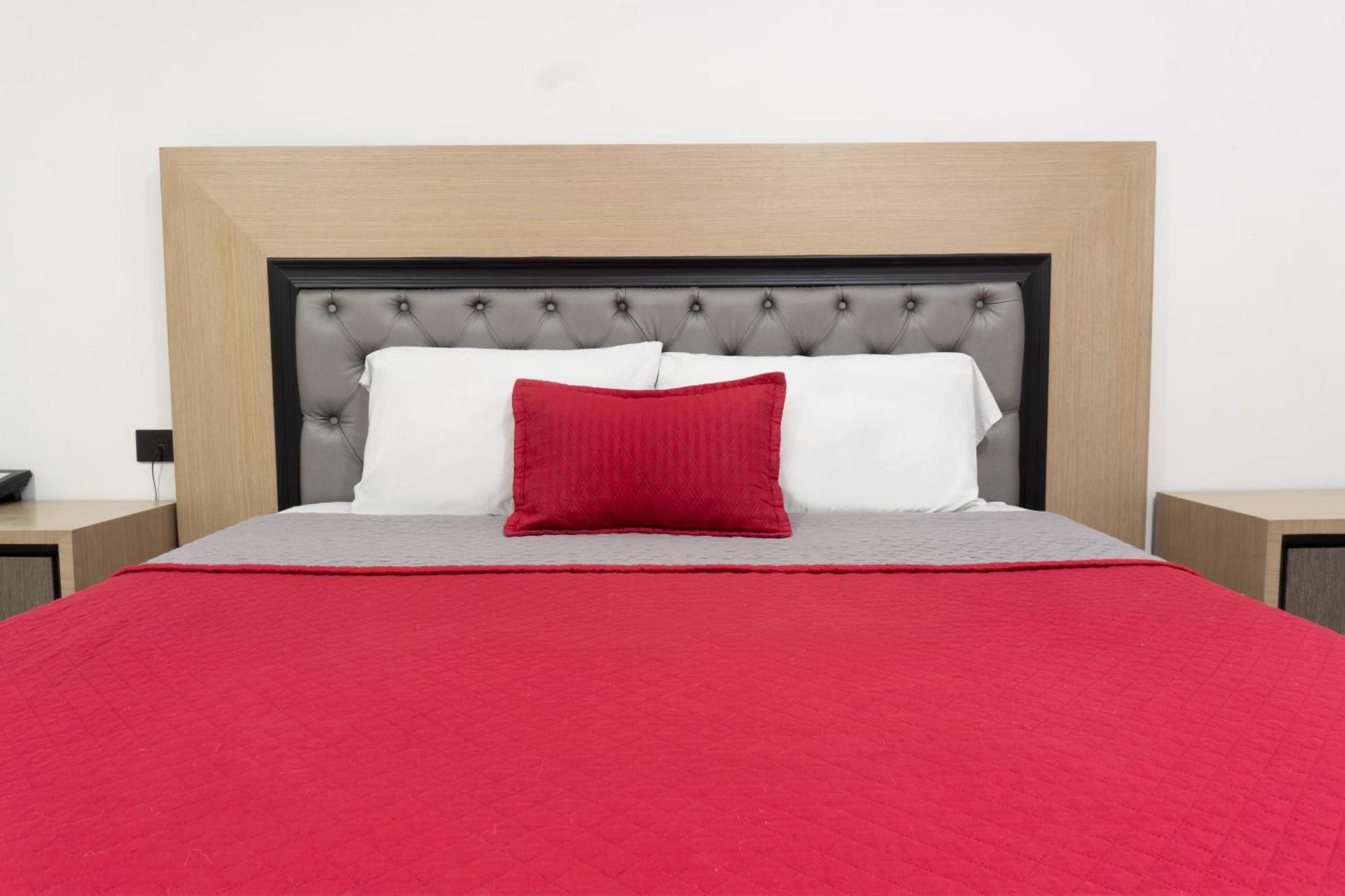 Hotel Ofix 메딜린 외부 사진